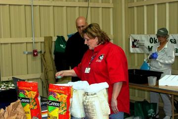 Master Gardener Volunteer showing how to set up a hydroponic planter